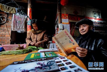 草根故事:一位八旬老人為近萬名貧困生募集助學(xué)款