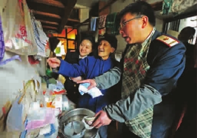 鐵路上海站“程薇服務(wù)臺(tái)”10年來(lái)接力敬老