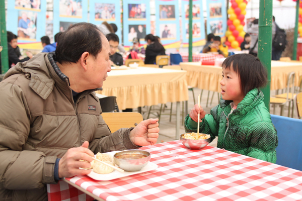 中國日報社赴北京太陽村開展學雷鋒活動