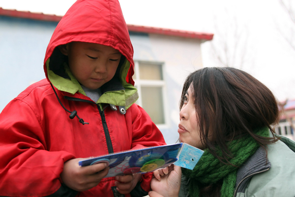 中國日報社赴北京太陽村開展學(xué)雷鋒活動