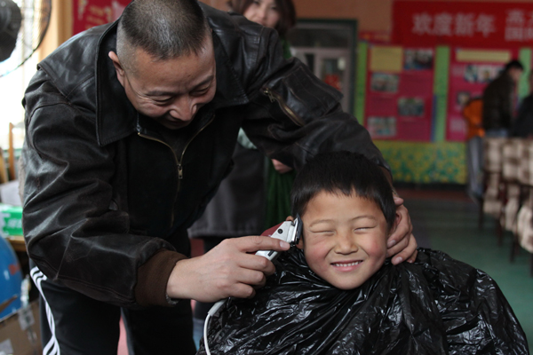 中國日報社赴北京太陽村開展學雷鋒活動