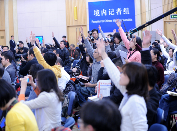 現(xiàn)場記者紛紛舉手提問