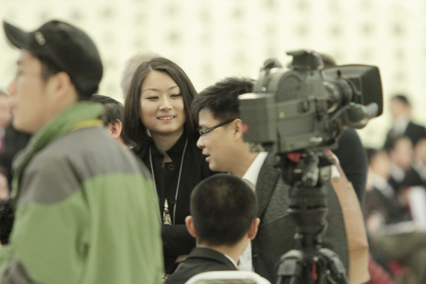 中國日報記者在現場與同行交流