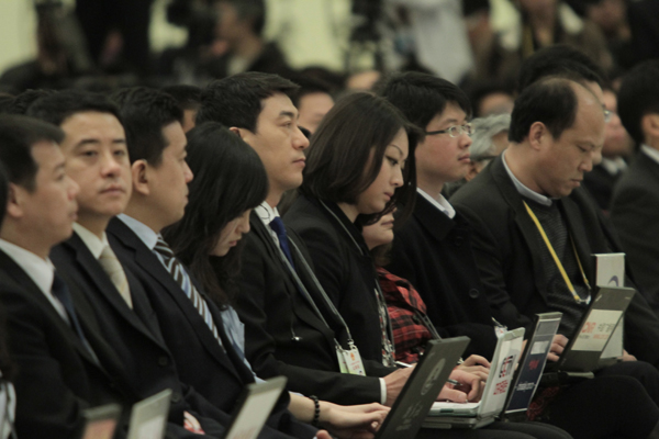 中國日報記者朱喆在記者會現場采訪