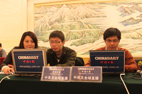 本網(wǎng)記者進(jìn)行現(xiàn)場(chǎng)直播