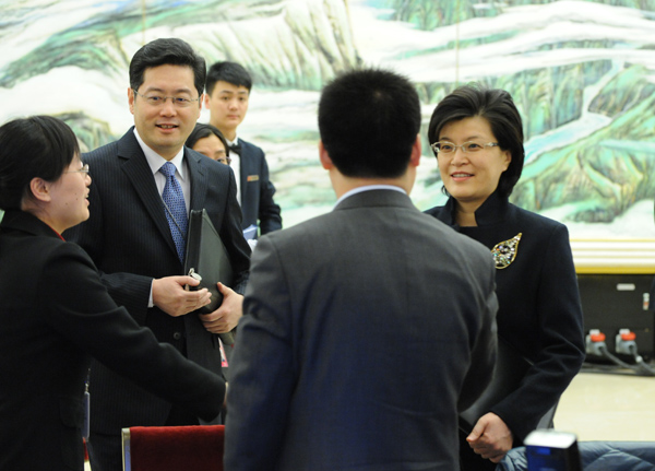 外交部工作人員看望新華網、中國政府網直播工作人員