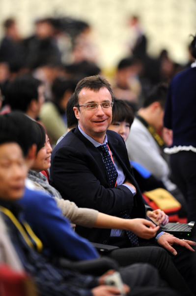 外媒記者在會場做準備