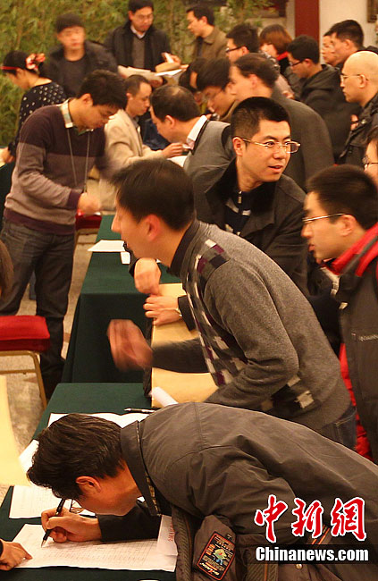 禮儀小姐在機場等候委員抵達