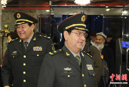 禮儀小姐在機場等候委員抵達