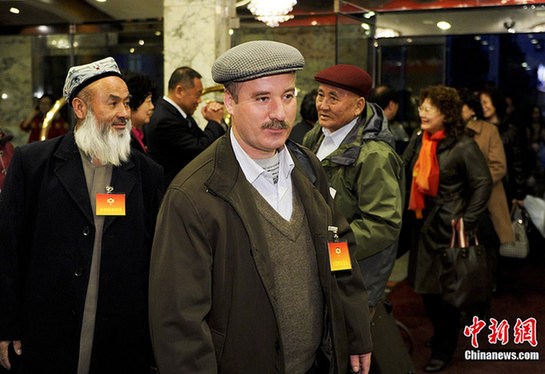 禮儀小姐在機場等候委員抵達