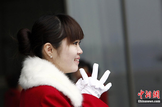 禮儀小姐在機場等候委員抵達