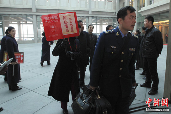 禮儀小姐在機場等候委員抵達