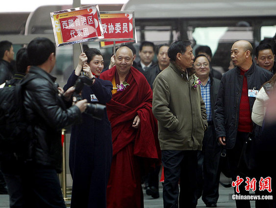 禮儀小姐在機場等候委員抵達