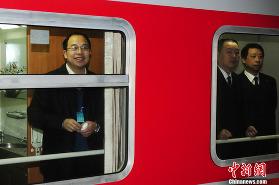 禮儀小姐在機(jī)場(chǎng)等候委員抵達(dá)