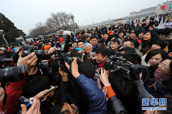 政協(xié)委員遭遇記者圍堵采訪