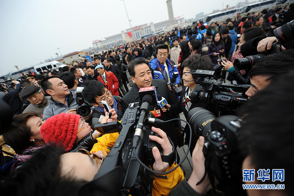 政協委員遭遇記者圍堵采訪