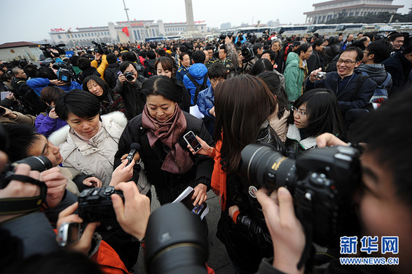 政協委員遭遇記者圍堵采訪