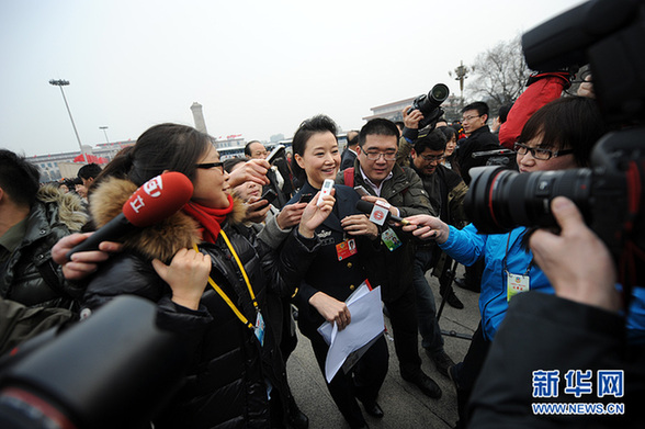 政協委員遭遇記者圍堵采訪