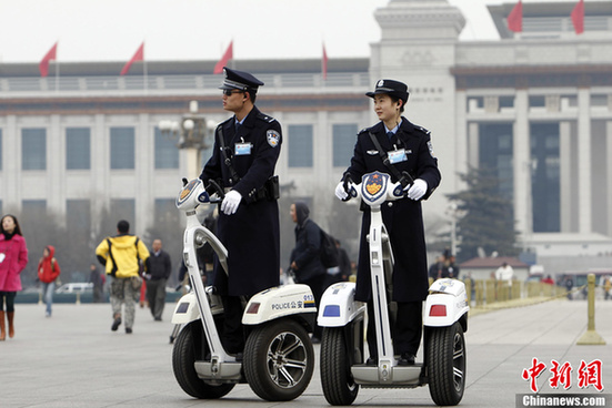 警察在天安門廣場執(zhí)勤