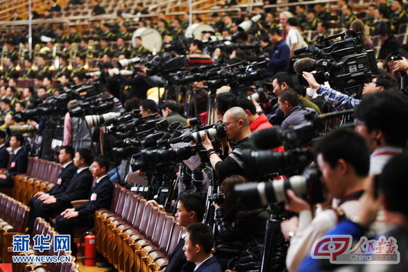 全國兩會記者現場感言 擠是一種勇氣