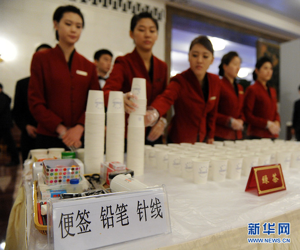 她們因為工作忙碌著美麗著