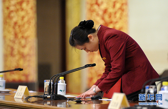 她們因為工作忙碌著美麗著