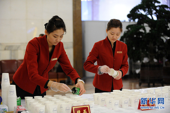 她們因為工作忙碌著美麗著