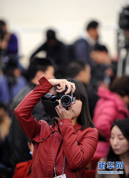 她們因為工作忙碌著美麗著