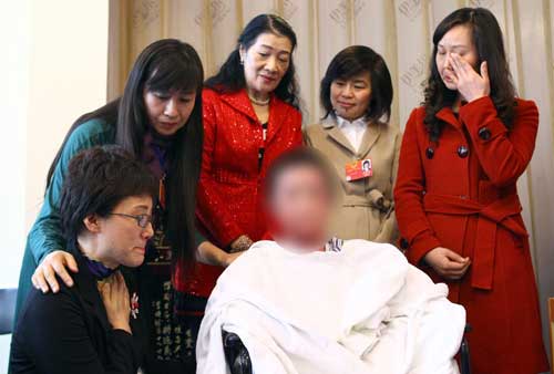 全國政協(xié)委員聯(lián)名提案呼吁加大毀容案件懲罰力度