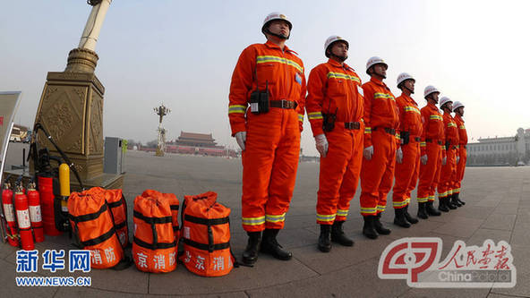 兩會(huì)廣角鏡：廣場(chǎng)上的捕捉鏡頭