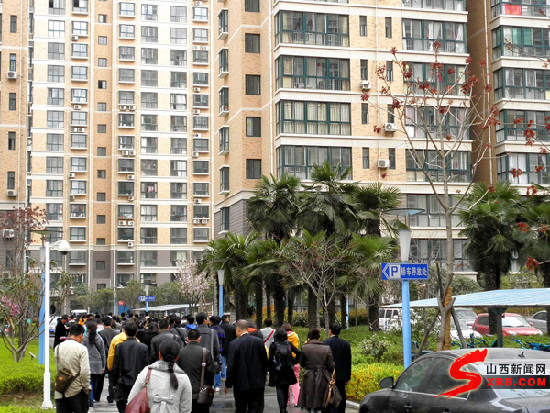 西部百億元村東嶺村百姓免費上學住房年年分紅