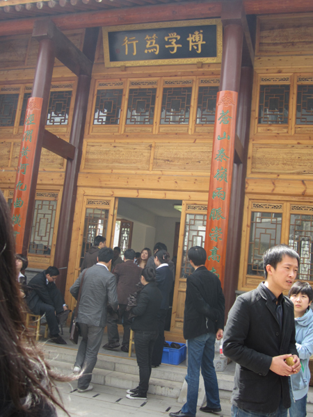 走進(jìn) “茯茶之源” 體驗(yàn)手工筑制茯茶工藝