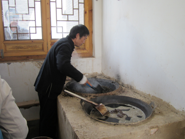 走進 “茯茶之源” 體驗手工筑制茯茶工藝