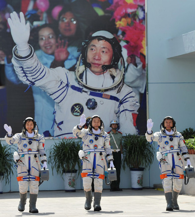 神舟九號航天員出征