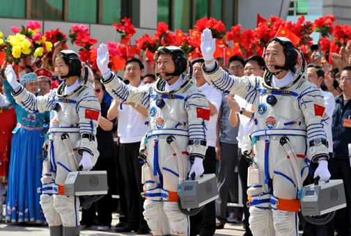 神舟九號航天員出征