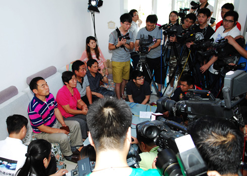 女航天員劉洋的父母觀看神九升空