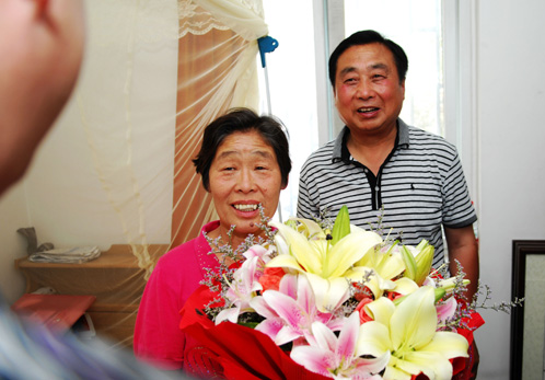 女航天員劉洋的父母觀看神九升空