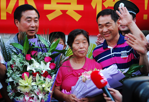 女航天員劉洋的父母觀看神九升空