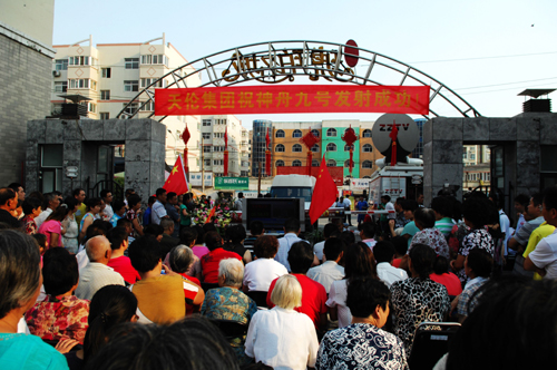 “神九”成功發(fā)射 女航天員父母看直播激動(dòng)落淚