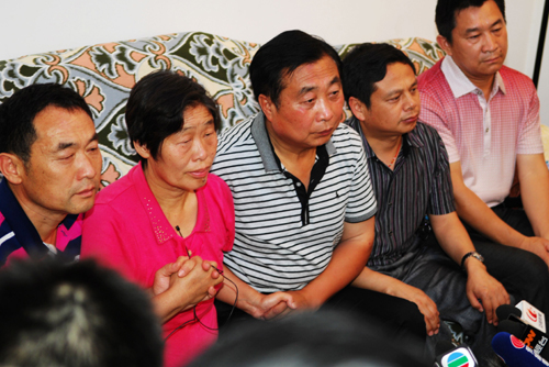 “神九”成功發(fā)射 女航天員父母看直播激動(dòng)落淚