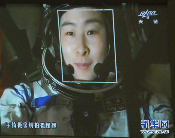 對接成功后 航天員太空玩DV自拍