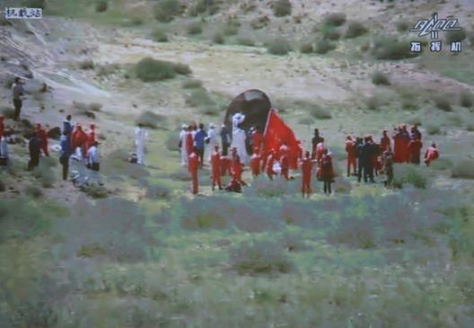 神九返回艙成功著陸　航天員順利出艙