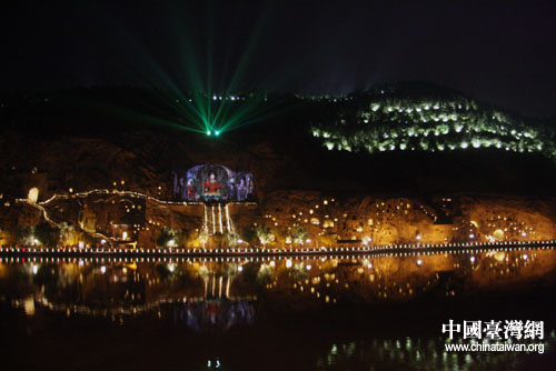 “網上看河南”走進洛陽 記者夜游龍門石窟