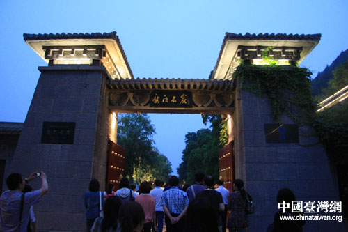 “網上看河南”走進洛陽 記者夜游龍門石窟