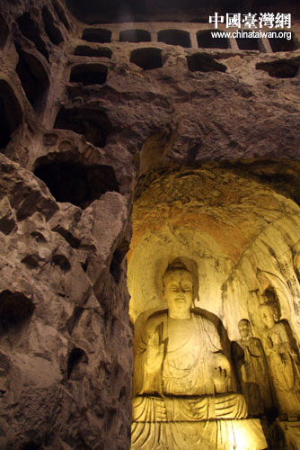 “網上看河南”走進洛陽 記者夜游龍門石窟