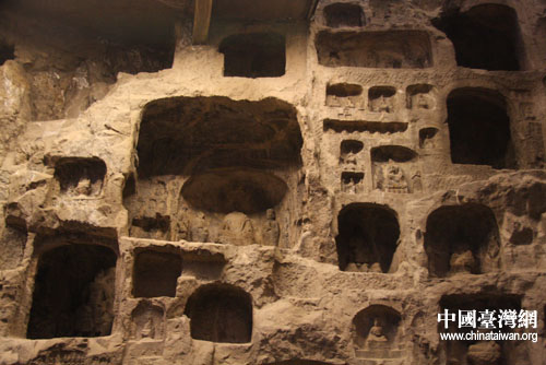 “網上看河南”走進洛陽 記者夜游龍門石窟