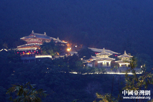 “網上看河南”走進洛陽 記者夜游龍門石窟