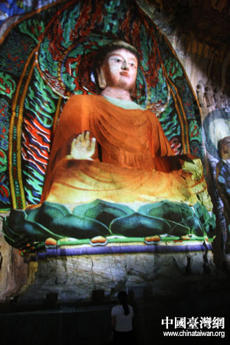 “網(wǎng)上看河南”走進(jìn)洛陽 記者夜游龍門石窟