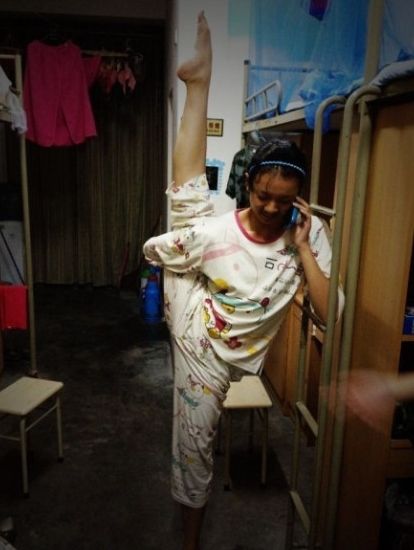 都是強(qiáng)人！各種彪悍一字馬絕招PK