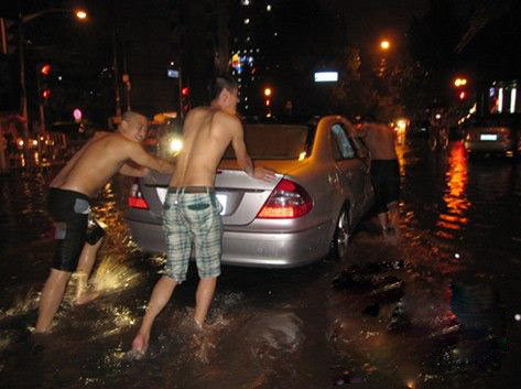 北京突降暴雨民眾互助幫扶展現普通人愛心